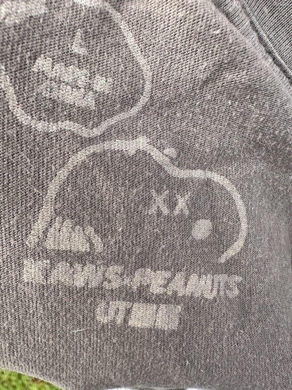 KAWS x Peanuts Snoopy Face size large Limited Edition gallery