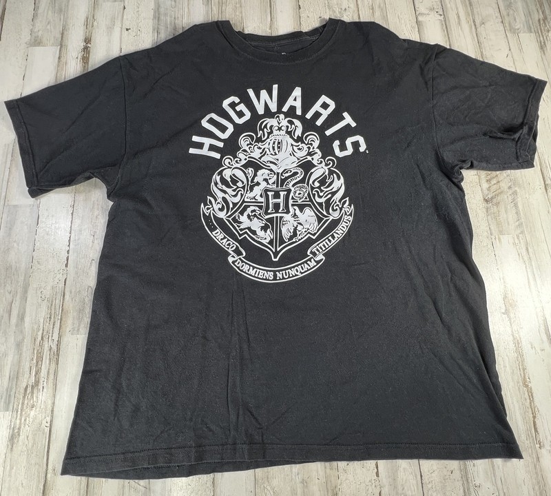 Harry Potter Hogwarts Crest Graphic Tee - Charcoal Gray Size XL
