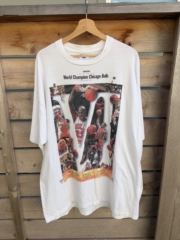 Vintage Chicago Bulls NBA Championship 90s Newspaper Jordan T Shirt Size XL