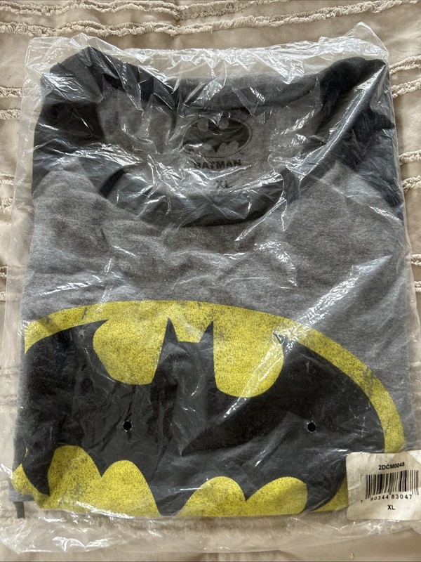 Batman 2-Tone Mens Heather Gray And Black 3/4 Sleeve Raglan Shirt NWT XL gallery