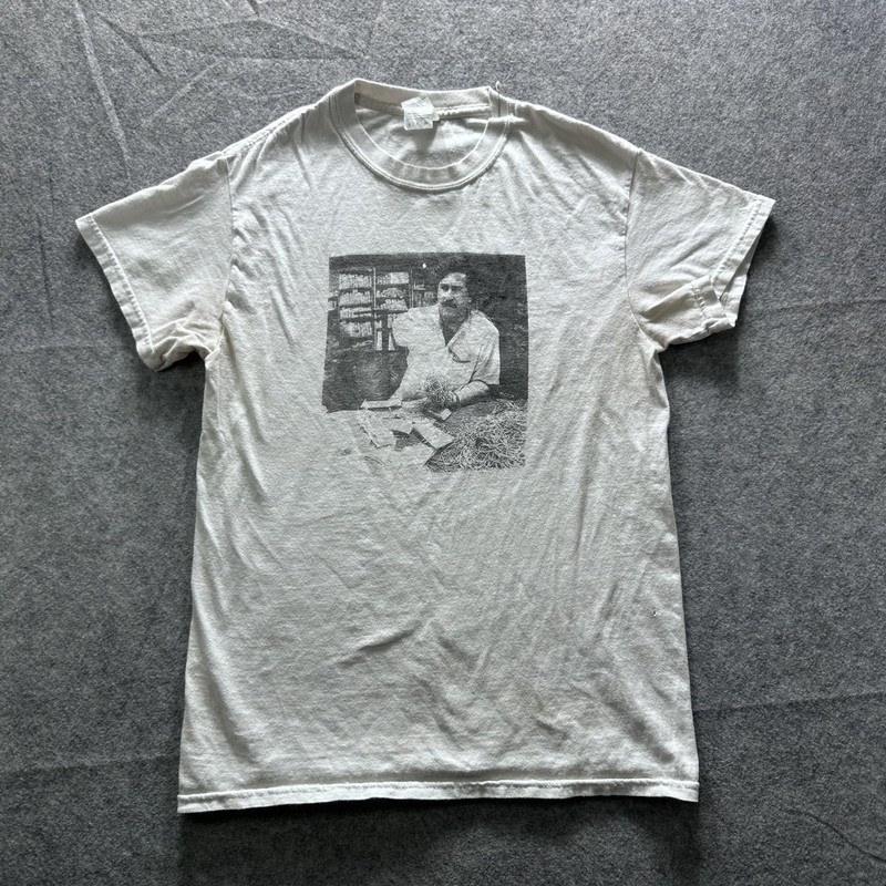 Gildan Shirt Mens Small Beige Photo Man Money Graphic Tee Gun Back Double Sided