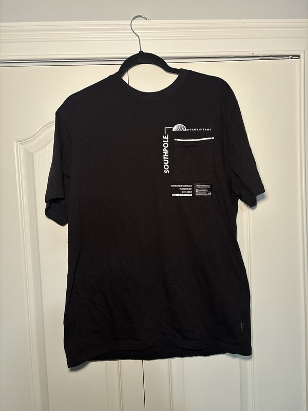 Southpole Mens Black Graphic Print Pocket XL Short Sleeve Tshirt (small hole)