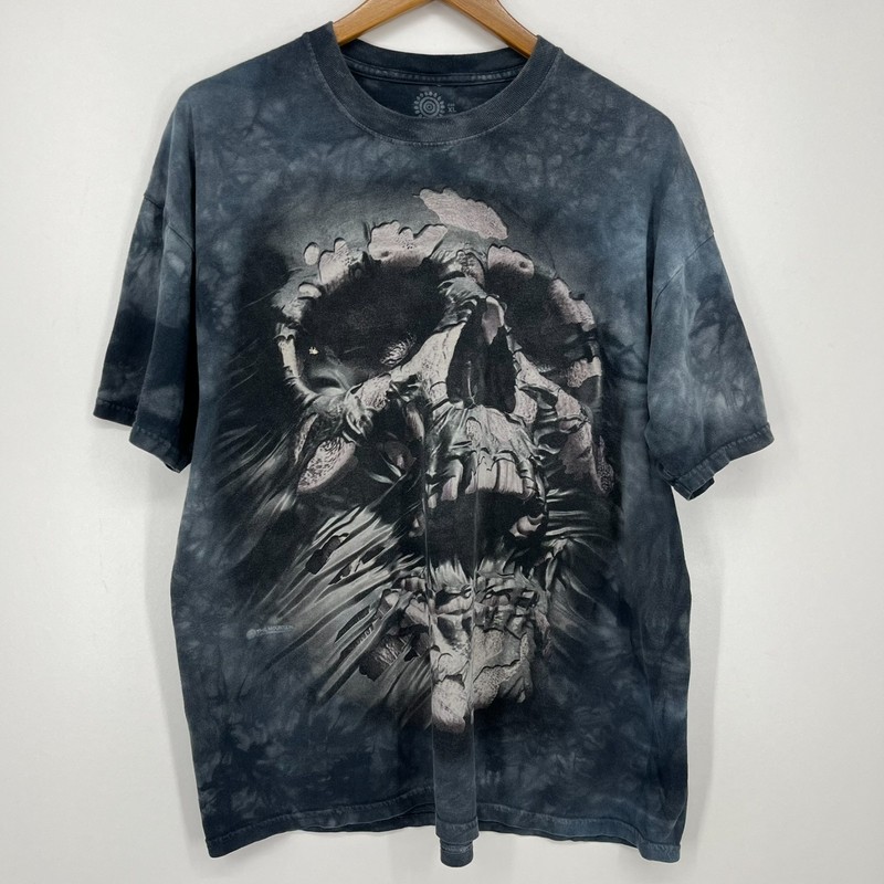 The Mountain T-Shirt Men’s Size XL Gray All Over Print Skull Crew Neck