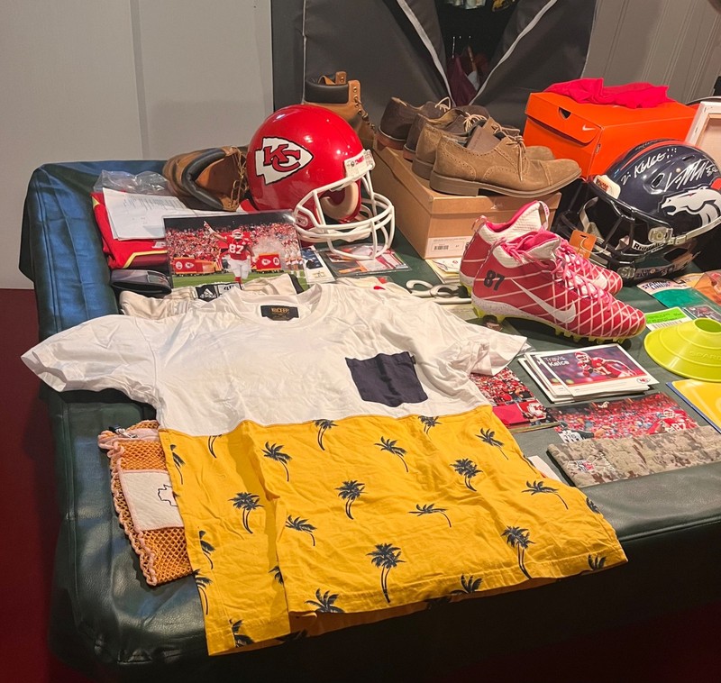 From Travis Kelce Storage Find ! 10 DEEP Two Tone Palm Tree Design T Shirt XL !