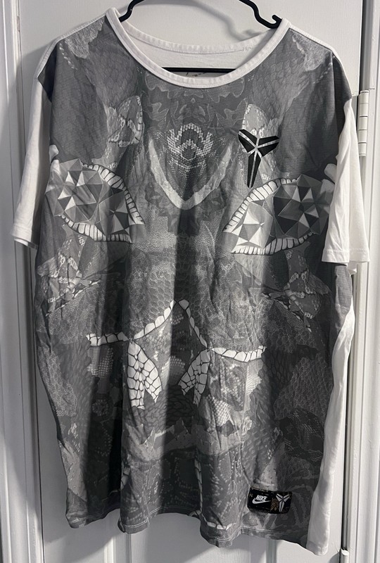 Nike Kobe Bryant White Gray Snakeskin Graphic Athletic Cut T Shirt Size XL