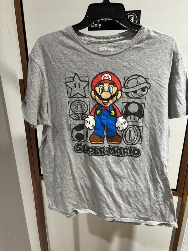 Super Mario T-shirt size large. Short sleeve. 90/10 cotton/poly. EUC