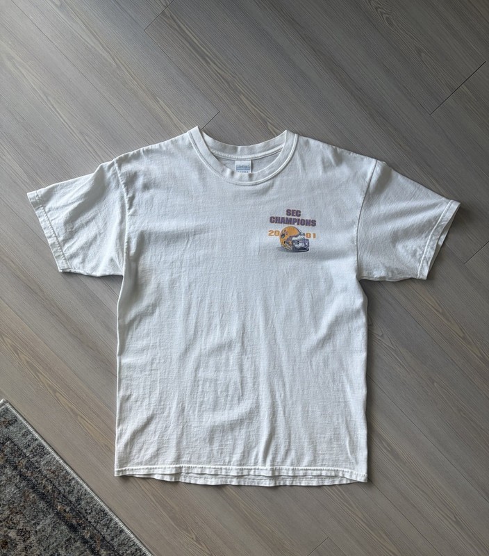 2001 LSU TIGERS VS TENNESSEE VOLUNTEERS SEC CHAMPIONS T-SHIRT ON A GILDAN TAG