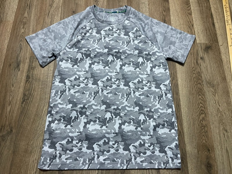 Tek Gear Shirt, Men’s Size Small, Grey White, Camouflage, Athletic Wear