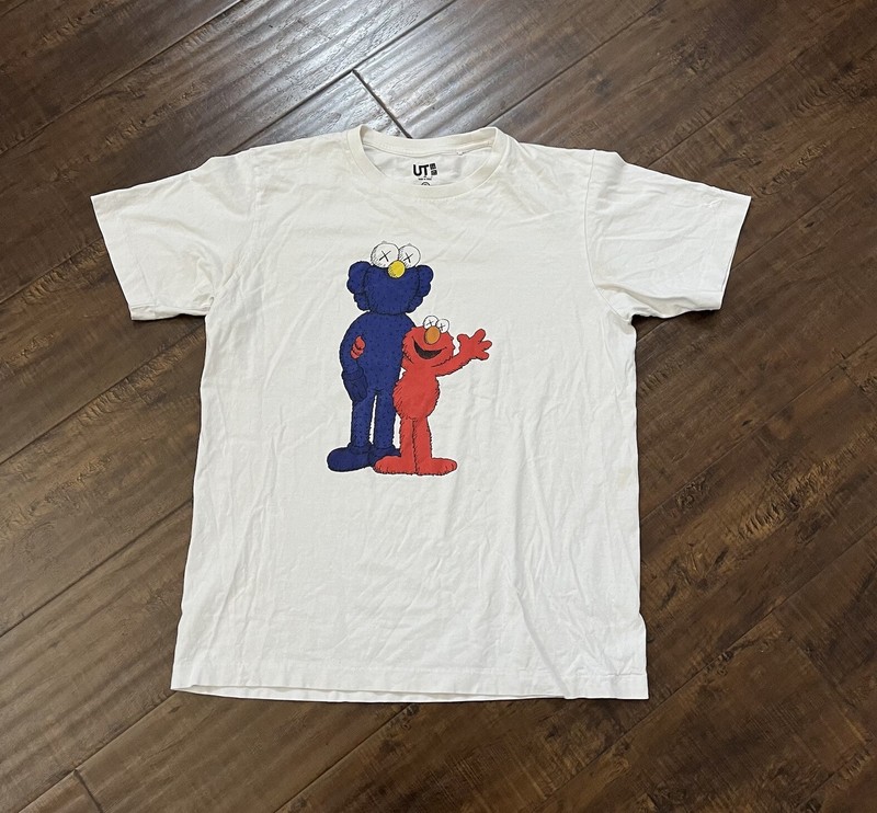 Kaws x Uniqlo x Sesame Street Elmo BFF T-Shirt Medium White Cookie Monster Grove
