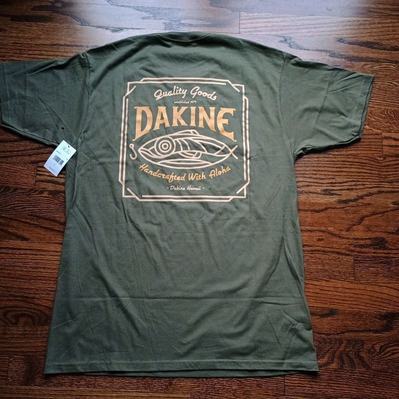 NWT Men’s Dakine T-Shirt Fish Handcrafted with Aloha Size L $25 Olive Green
