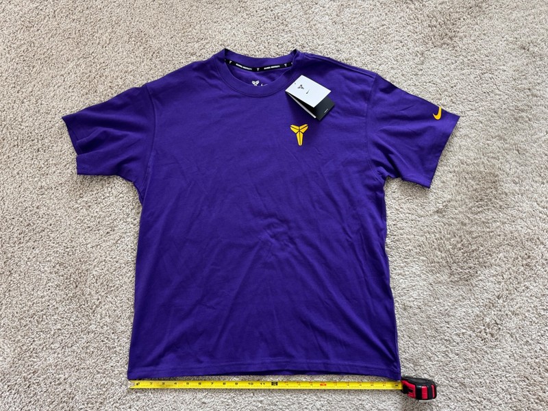 Nike Kobe “Mamba Mentality” Mens Purple Loose Fit Tee (HJ3318-504) – Size M