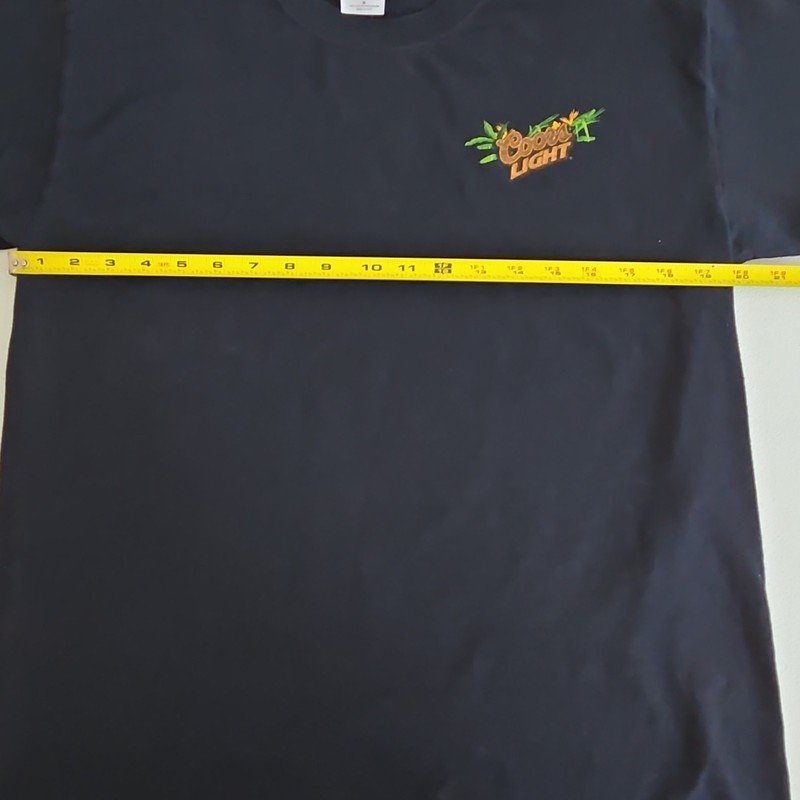 Vintage 2004Gildan Ultra Cotton Heavyweight Coors Light Tiki Graphic Tee Black M gallery