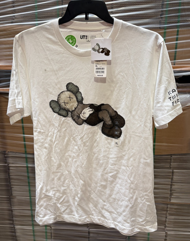 KAWS x Uniqlo Collaboration UT Graphic T-shirt size XL Kaws Tokyo First Japan