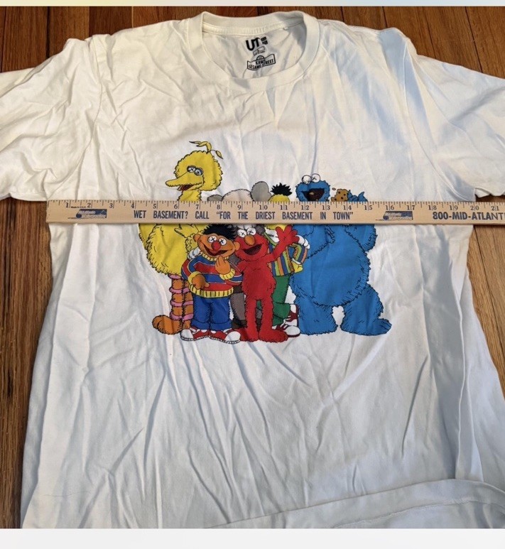 KAWS x Uniqlo Sesame Street T-Shirt Size Large gallery