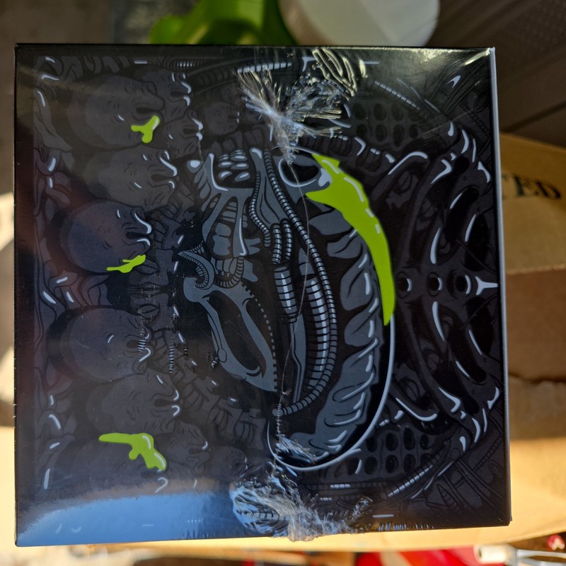 Alien Funko Pop 40th Anniversary Target Exclusive Collectors Ed. w/ Large Shirt gallery