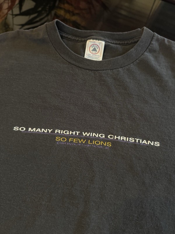 Vintage 90s humor “So many right wing Christians so few lions” shirt Large
