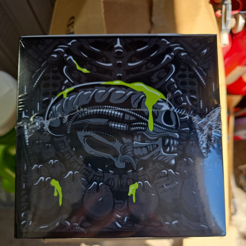 Alien Funko Pop 40th Anniversary Target Exclusive Collectors Ed. w/ Large Shirt gallery