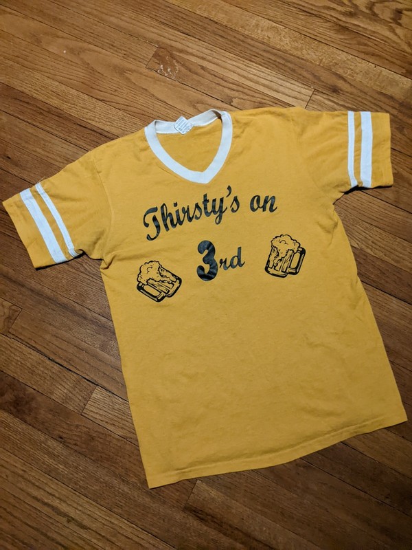 Vintage 90s Men’s Thirsty on 3rd Iowa Hawkeyes T-shirt sz M